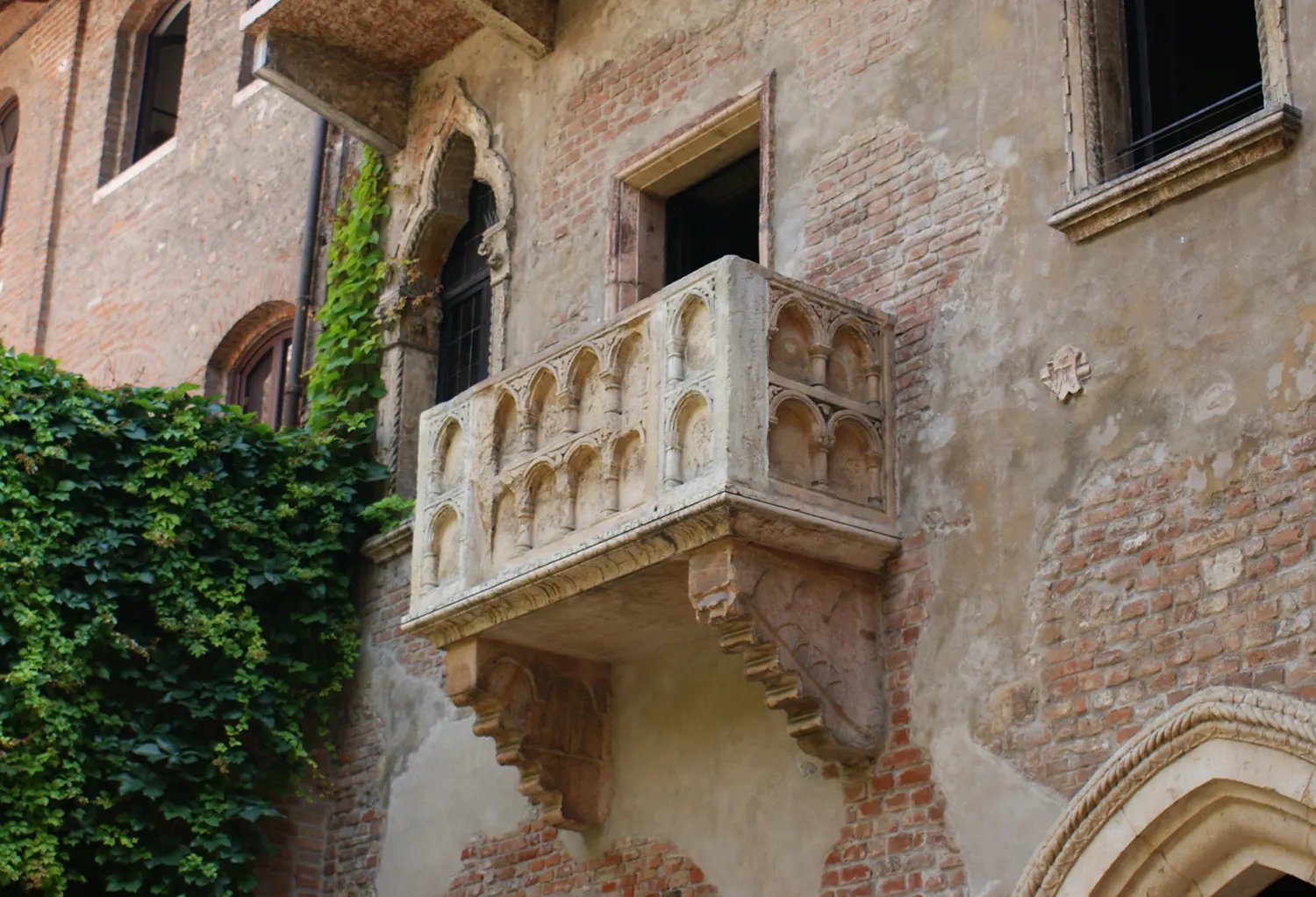 THE BALCONY OF JULIET’S HOUSE IN VERONA, ITALY.